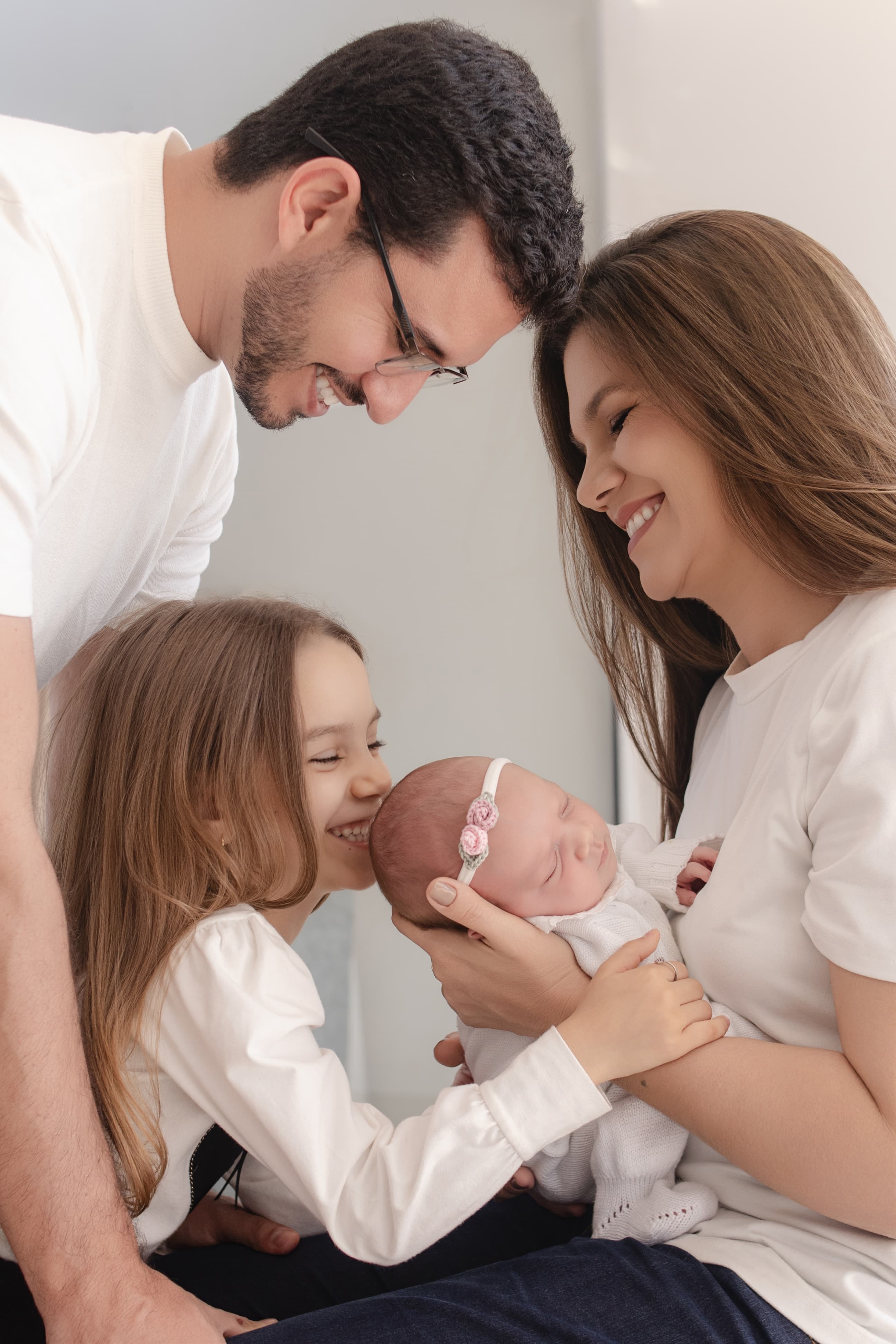 Família reunida durante o ensaio newborn